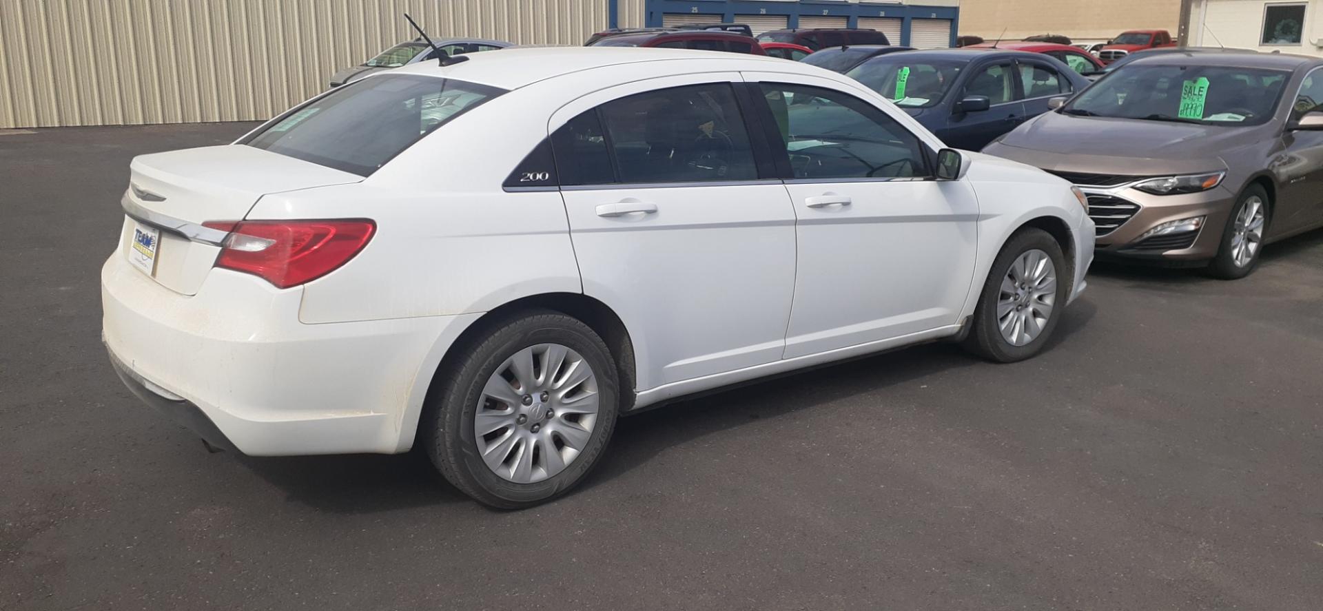 2013 Chrysler 200 (1C3CCBAB6DN) , located at 2015 Cambell Street, Rapid City, SD, 57701, (605) 342-8326, 44.066433, -103.191772 - CARFAX AVAILABLE - Photo#3